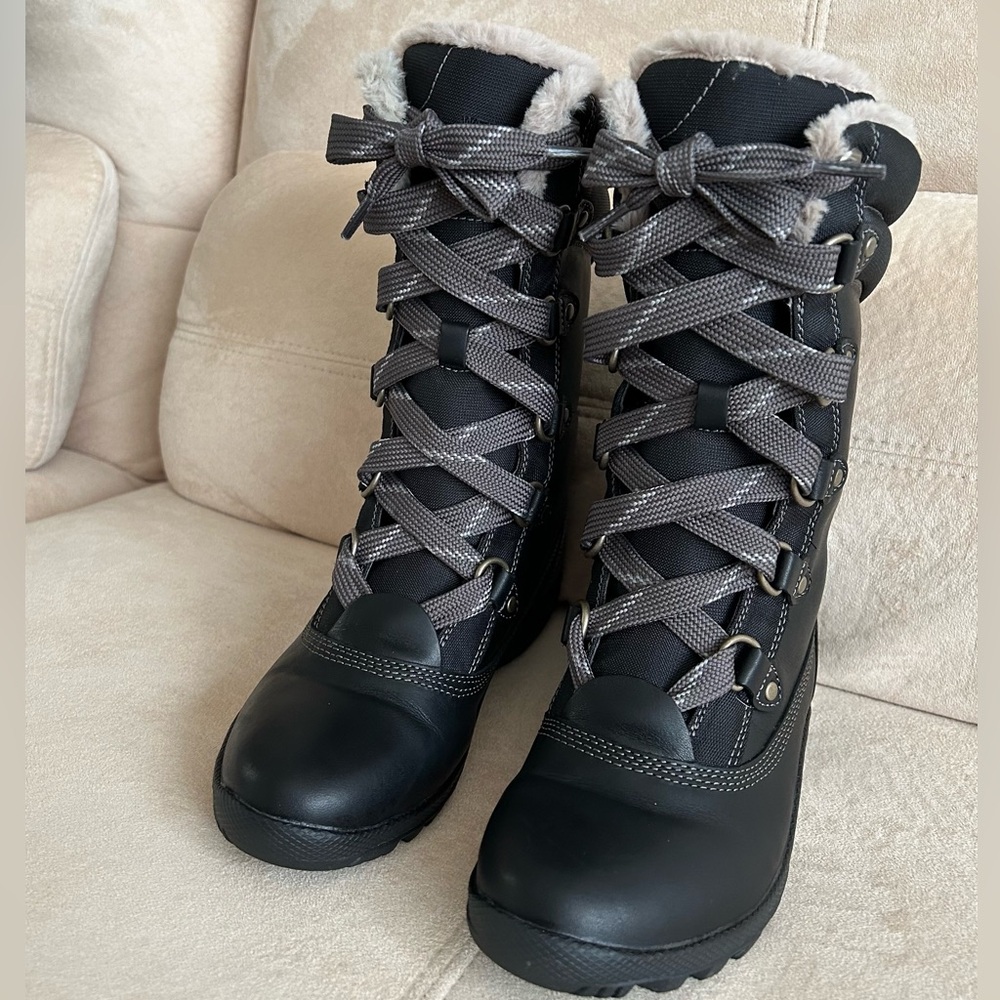 Like New Timberland Women's Earthkeepers Comfy Warm Stylish, Waterproof Boots - Picture 10 of 16